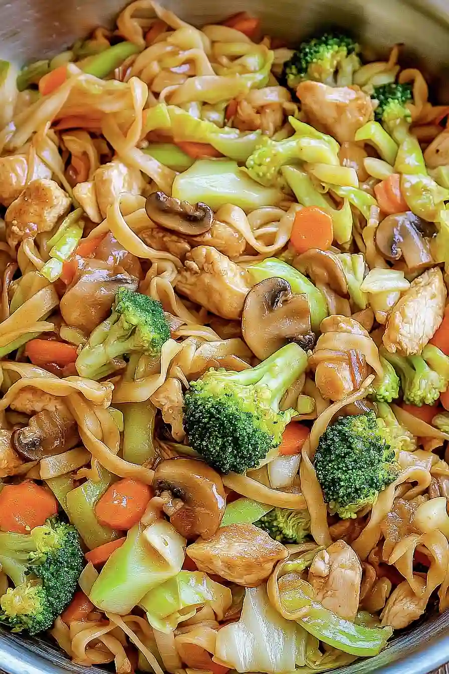 stir fry noodles with chicken and vegetables 
